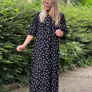 Loved by Lykke - Kjole - LY Smilla ss Dress - Black w/White Dots