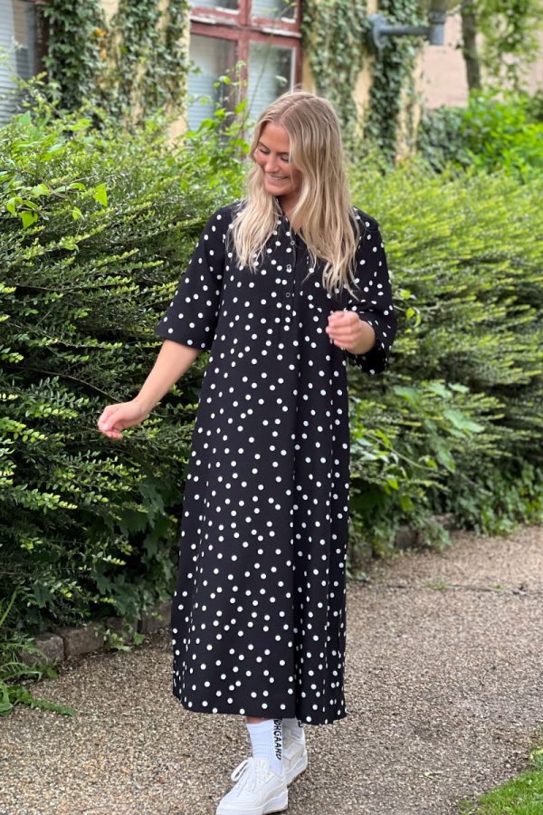 Loved by Lykke - Kjole - LY Smilla ss Dress - Black w/White Dots