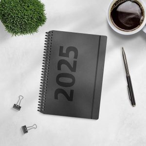 Mayland A6 ugekalender højformat matsort karton 2025