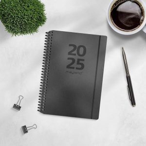 Mayland A6 ugekalender tværformat matsort karton 2025